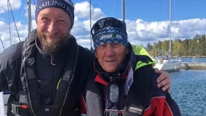 Skepparen Thomas Forsberg, proffs i segling, och novisen Michael Thorén under söndagens träning utanför Värmdö. Nu är dock Gotland runt inställt och Thorén får sikta på 2021 i stället.