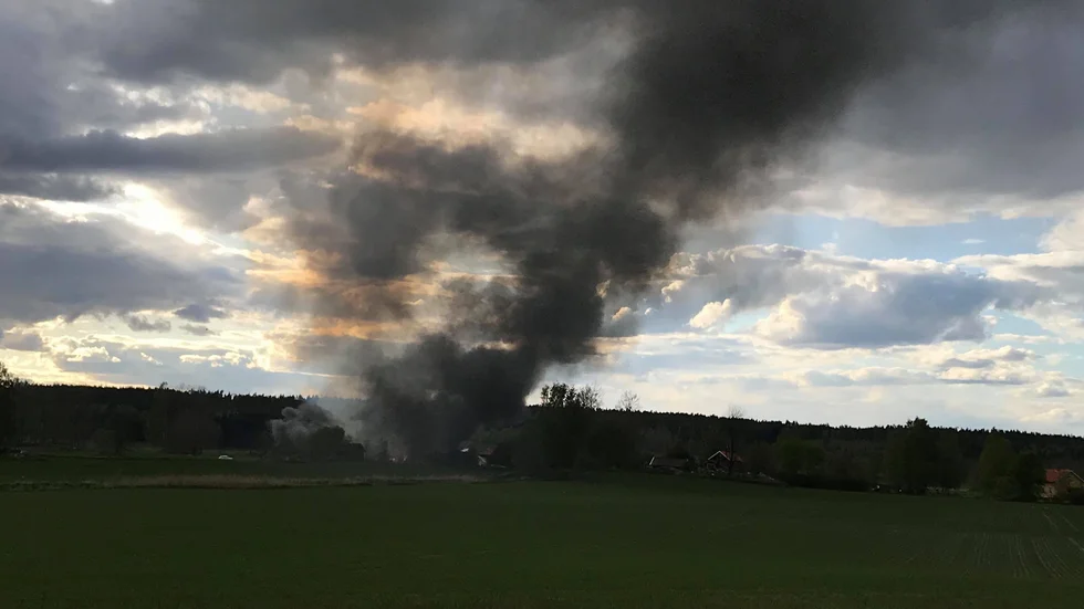 Branden startade den 19 maj. Ladugården, som fungerade som garage, totalförstördes.