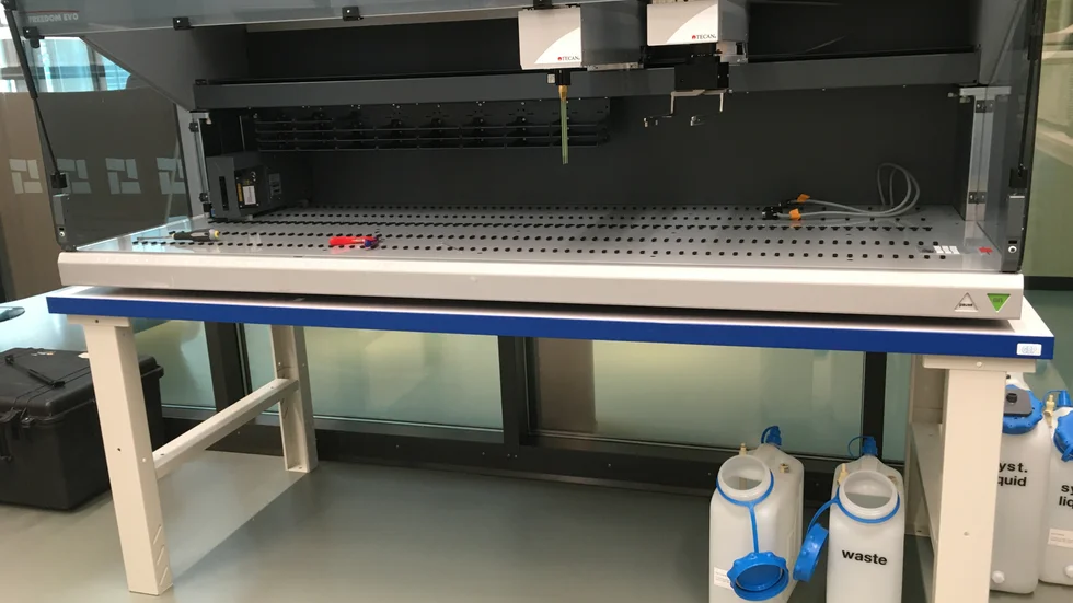 Roboten, som skänktes till KTH av Mercodia, kan automatisera en del av arbetet med covid-19 -testerna, vilket gör att fler tester kan analyseras snabbare i labbet.