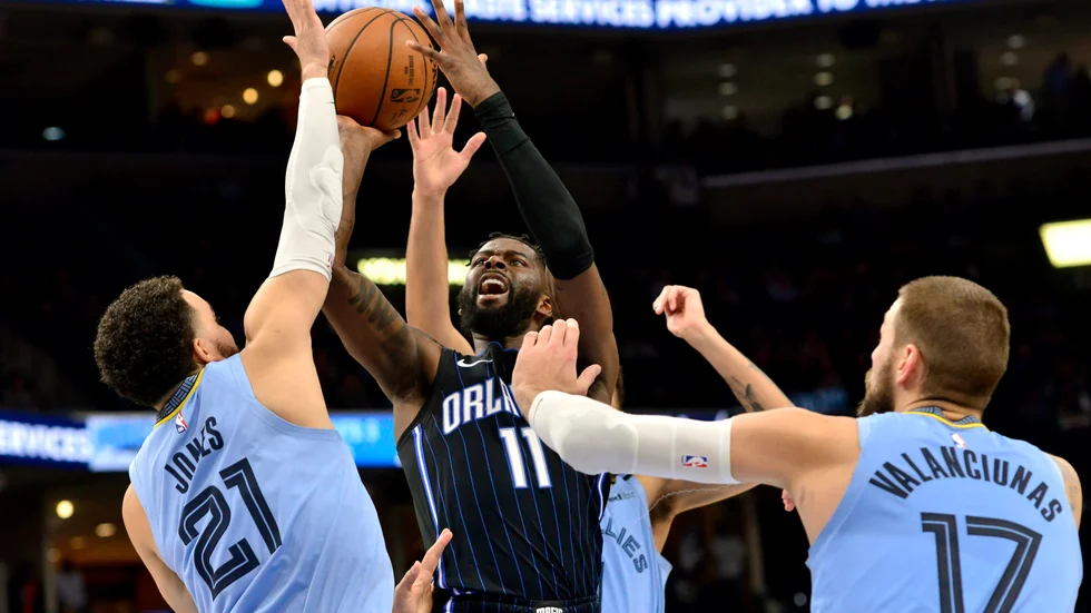 Orlandos James Ennis III i en match mot Memphis Grizzlies i mars. Nu är NBA:s plan att återstarta i slutet av juli med samtliga matcher på ett och samma ställe.