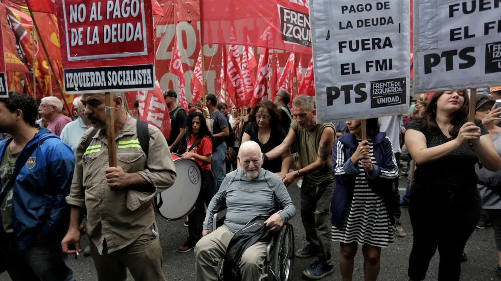 Demonstranter i Argentina krävde redan i januari, före coronakrisen, stopp för betalningar på Argentinas statsskuld. Arkivbild.