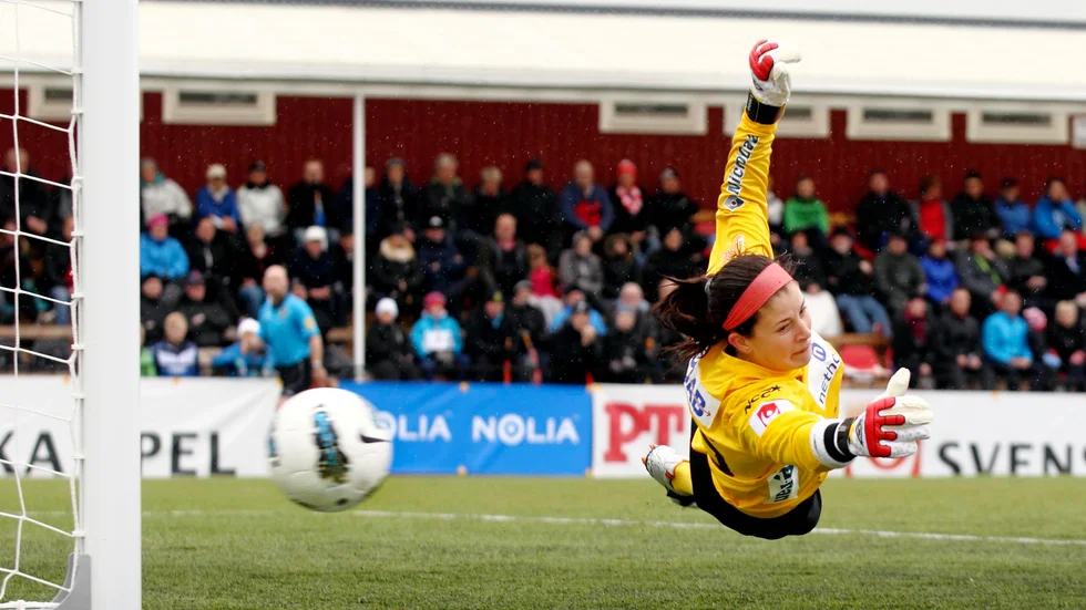 Stephanie Labbé spelade med Piteå IF i damallsvenskan 2009 och 2011 (även i ettan 2010).