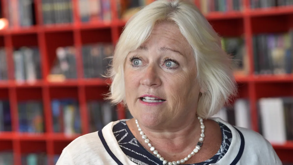 Elisabeth Dahlin, barnombudsman, menar att det är en grundläggande rättighet för barn att ha en permanent bostad.