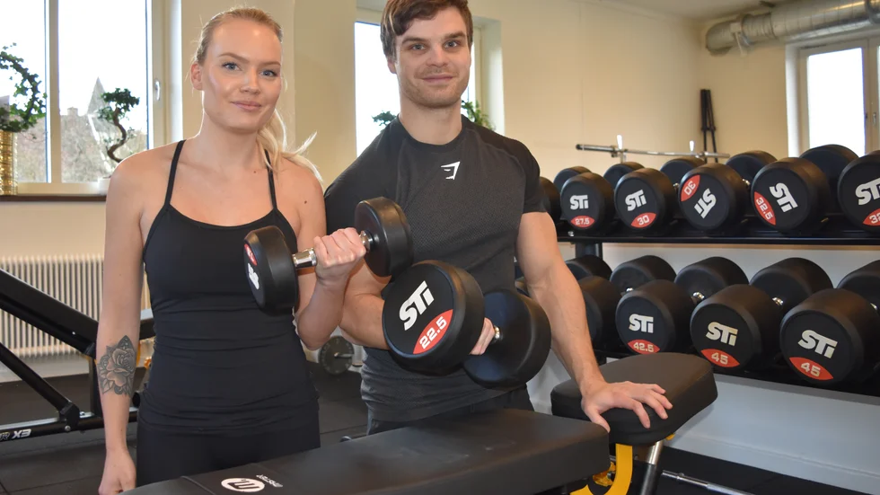 "Padel har verkligen gått hem bland folket och vi vill utveckla vår verksamhet. Det är kul att hänga med i svängarna." Rasmus Samuelsson och Olivia Wirensjö satsar på utomhusbana för padel i Mariannelund. 