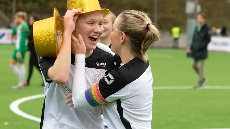 Sara Olai och Agnes Nyberg när Uppsala gick upp i allsvenskan.