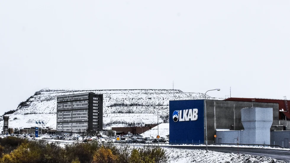 En allvarlig olycka skedde ovan jord i Kirunagruvan under tisdagseftermiddagen, då en lastbil välte vid lossning.

