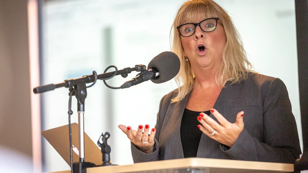 Oppositionsrådet Meit Fohlin under diskussionerna vid regionfullmäktige i november. Efter många timmar klubbas tillslut budgeten, med sparpaket på 200 miljoner kronor.