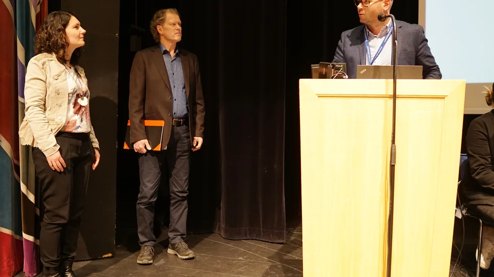 Förskolechef Christine Andersson och Tjust Fastigheters vd Sven-Åke Lindberg svarar på en fråga från moderaten Jon Sjölander.