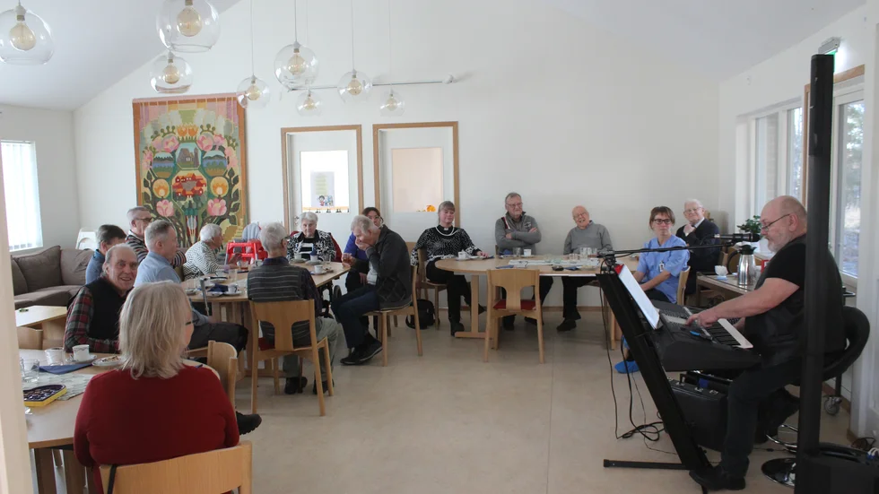Ett tjugotal pensionärer samlades i Gunnebo kyrka för att äta alla hjärtans dags-bakelser och lyssna på Putte Skog som spelade dansbandsmusik. 