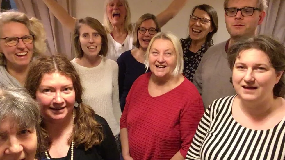 Körledaren Marie Länne Persson, längst bak i bild, leder kören både i Kisa och Linköping.