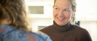 Personbil körde in i lyktstolpe