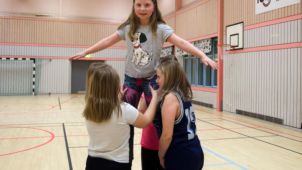 Alma Fredriksson i topp i bygget, runt henne kompisarna Alice Lidström, Lovisa Lindström, Alicia Perhult och Emilia Schefström.