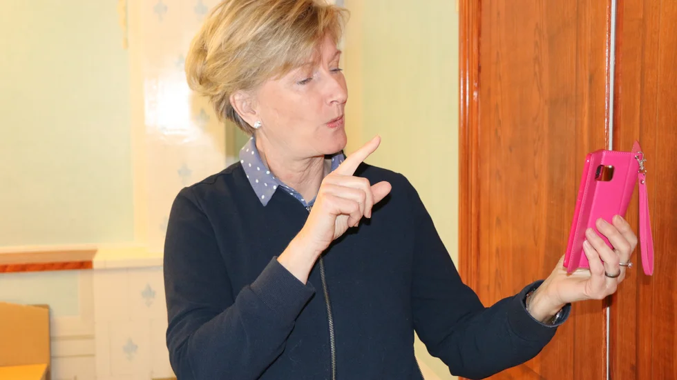 Maud Nordvall är kanske Sveriges enda kommunalt anställda ombud för dövblinda. Hon kan givetvis teckenspråk, men betonar att hon inte är någon tolk. Här är hon i samspråk med Jan Nyström, som är döv och synskadad.