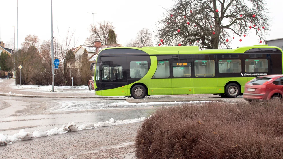 En av få dagar med lite snö i vinter var denna, den 4 december. Den milda vintern har bidragit till att service- och teknikförvaltningen ser ut att klara sitt sparkrav.