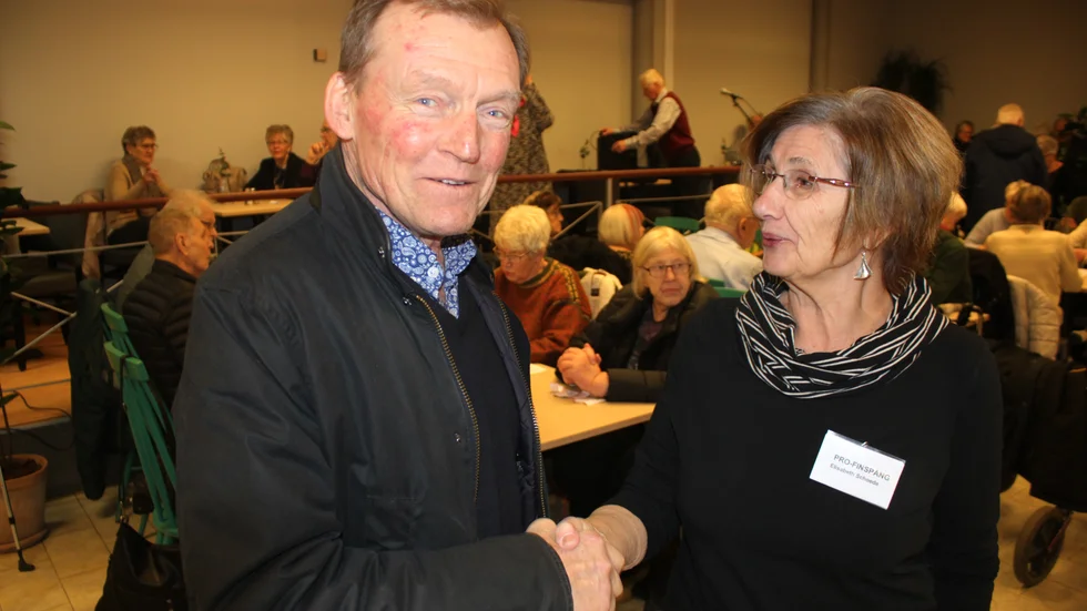 Kommunalrådet Hugo Andersson (C) hälsas välkommen till PRO Finspångs medlemsmöte av ordföranden Elisabeth Schoede.