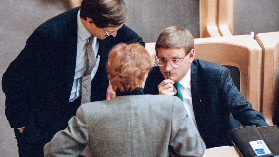 Oppositionsledaren Carl Bildt överlägger i riksdagen 1990.