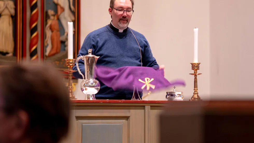 Kyrkoherde Mikael Eriksson, tillika ordförande i kyrkobeskrivningskommittén i Linköpings stift, höll i utbildningen, där man satte fokus på kyrkans textilier. "Jag har ett stort intresse för kyrkliga inventarier".