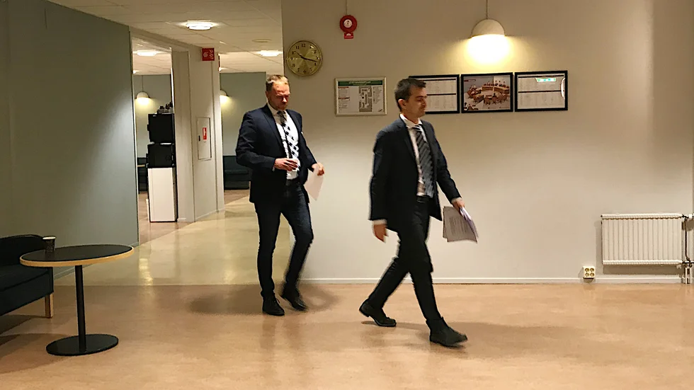 Stefan Jakobsson och hans advokat Carlos Costa vid rättegången i Eskilstuna tingsrätt den 11–12 februari. Domen föll den 26 februari.