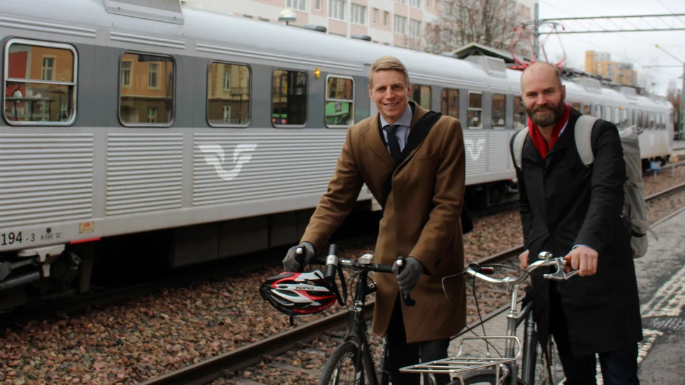 Bostadsministern Per Bolund (MP) och Lars Strömgren,  ordförande för Cykelfrämjandets riksorganisation, tog med cykeln på tåget till Eskilstuna under torsdagen.