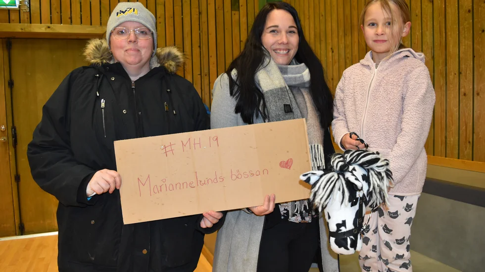 Mona Brag och Emelie Lundell tar ett lokalt initiativ i insamlingen till Musikhjälpen och arrangerar bland annat en käpphästtävling. En idé de fick av Julia Johnsson som rider käpphäst. 