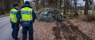 Man död efter att ha kört in i klippblock