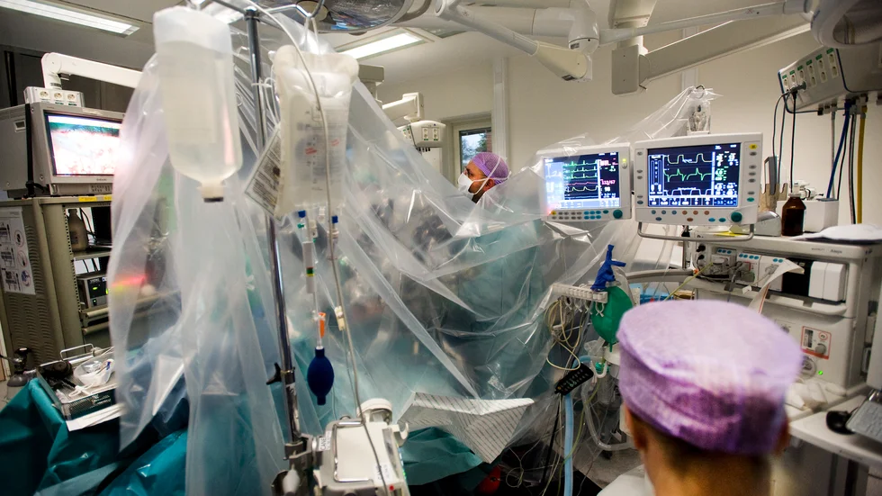 I samband med att en man genomgick en titthålsoperation på grund av gallsten klipptes det fel. Efteråt har mannen drabbats av flera komplikationer och riktar nu kritik mot Nyköpings lasarett.
