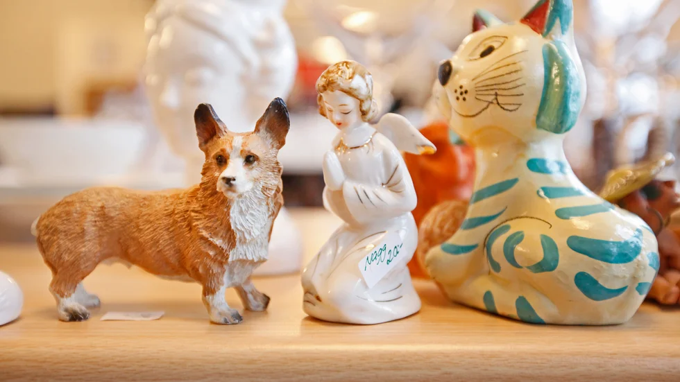Vem behöver inte en Welsh Corgi i porslin till finhyllan? Läge att göra fynd i helgen.