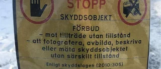 Åtalad efter att ha kört förbi militärspärr 