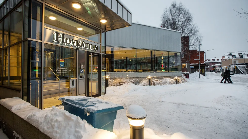 Hovrätten skärper fängelsestraffet för en 28-årig Luleåbo med tre månader till ett år och tre månaders fängelse för en brottsturné i Överkalix och Gällivare.