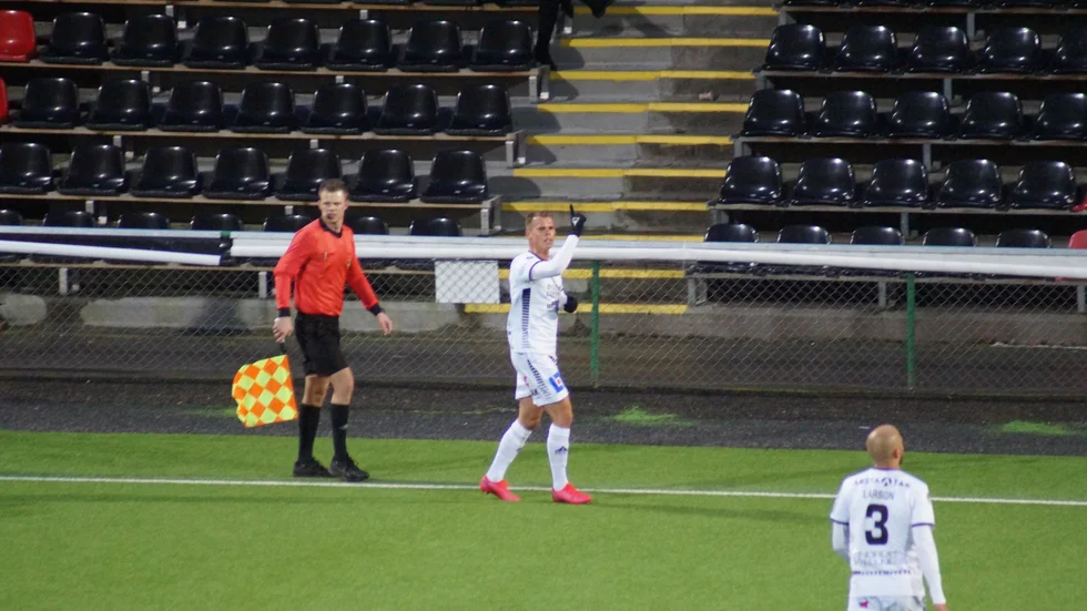 Elias Andersson jublar efter att ha skruvat en hörna direkt i mål. 