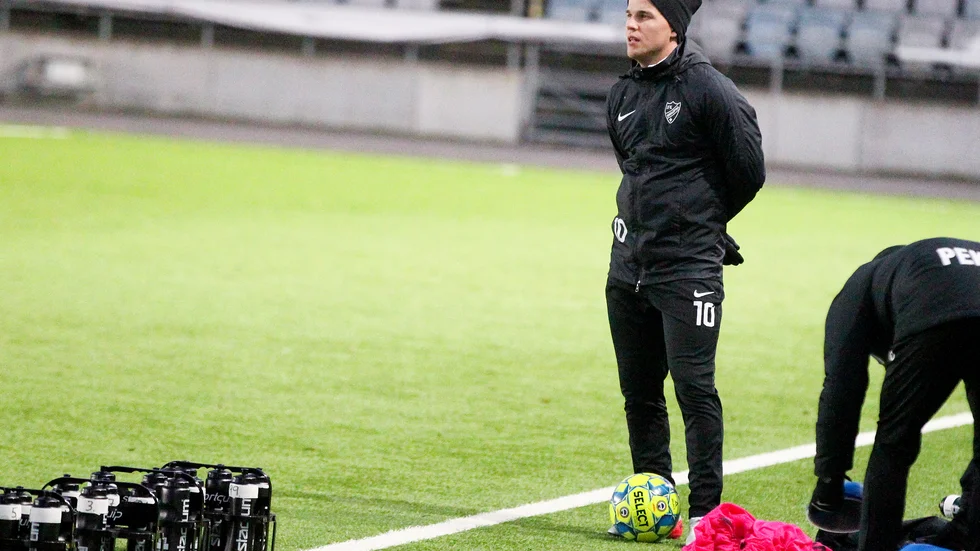 Simon Skrabb var med på träningen - men riskerade inte att bli skadad och var inte med i tvålagsspelet. Det känns som en flytt från IFK är nära. 