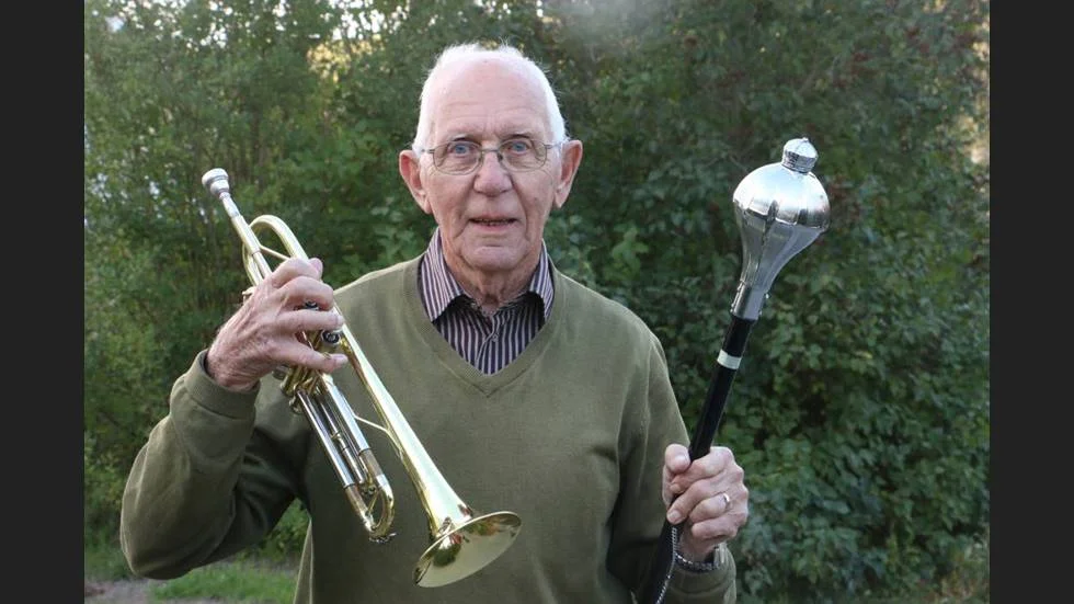 Kurt Snygg gör sig redo att för  fyrtionde gången dirigera musikkårens Nyårskonsert i Vena bygdegård.