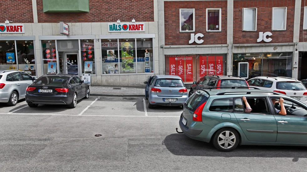 Ett livaktigt centrum leder till ett större behov av parkeringsplatser nära de centrala delarna, skriver signaturen Centrumvän.