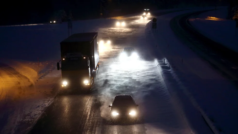 Svåra och extrema väderomslag har gjort det svårt för väghållarna. Så svårt att Trafikverket krävt en allmän uppstramning och varnat en entreprenör. (Arkivbild)