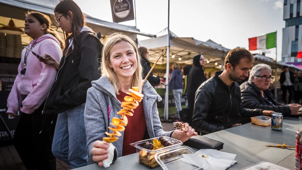 Det är friterad potatis, klart det är gott, tycker Linda Grinndal, som tagit jobblunchen på torget.