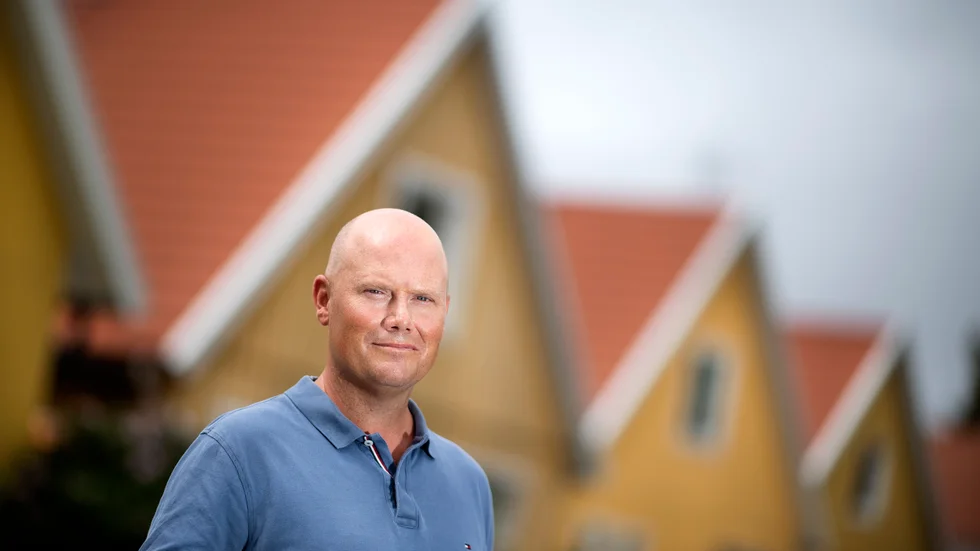Deckarförfattaren Mattias Edvardsson är aktuell med boken "Goda grannar", som utspelar sig i ett villaområde. Hans förra deckare spreds inte genom några stora kampanjer, utan rekommenderades från mun till mun. "Det är jag väldigt glad och stolt över", säger han.