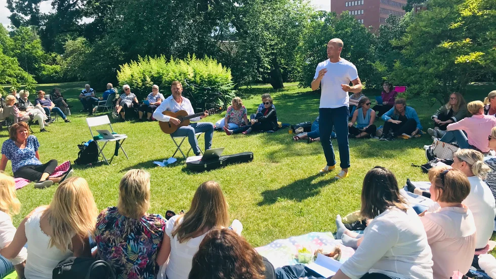 Lite allsång, lite visa, en massa skratt och en hel del dans bjöd vännerna Jocke Norsten och Tobias Karlsson på i gröngräset i Rothoffsparken. "Enda bra med corona: vi artister tvingas vara kreativa."