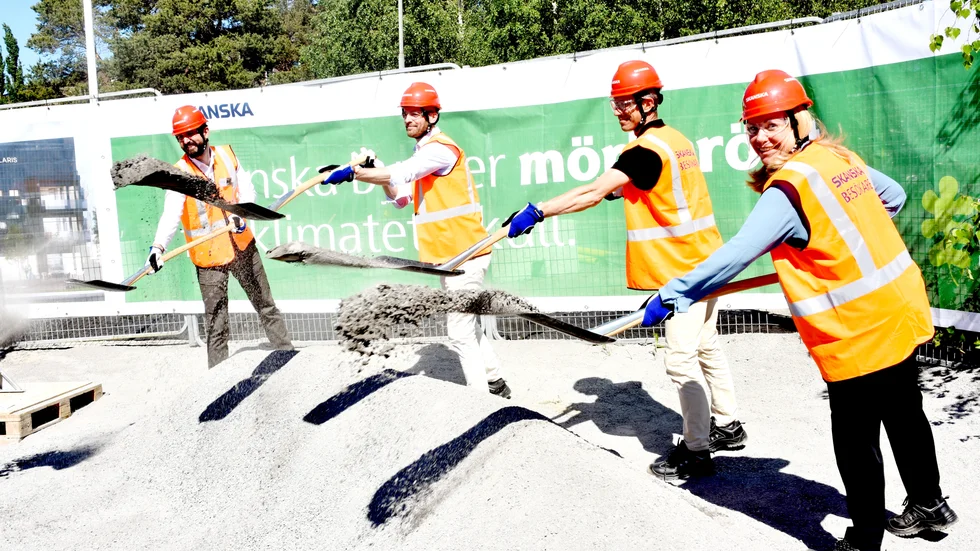 Ahmed Galijasevic,  Mattias Rönnbäck, Mikael Nyström och Lenita Ericson tog det förta spadtaget med ett leende på läpparna. 