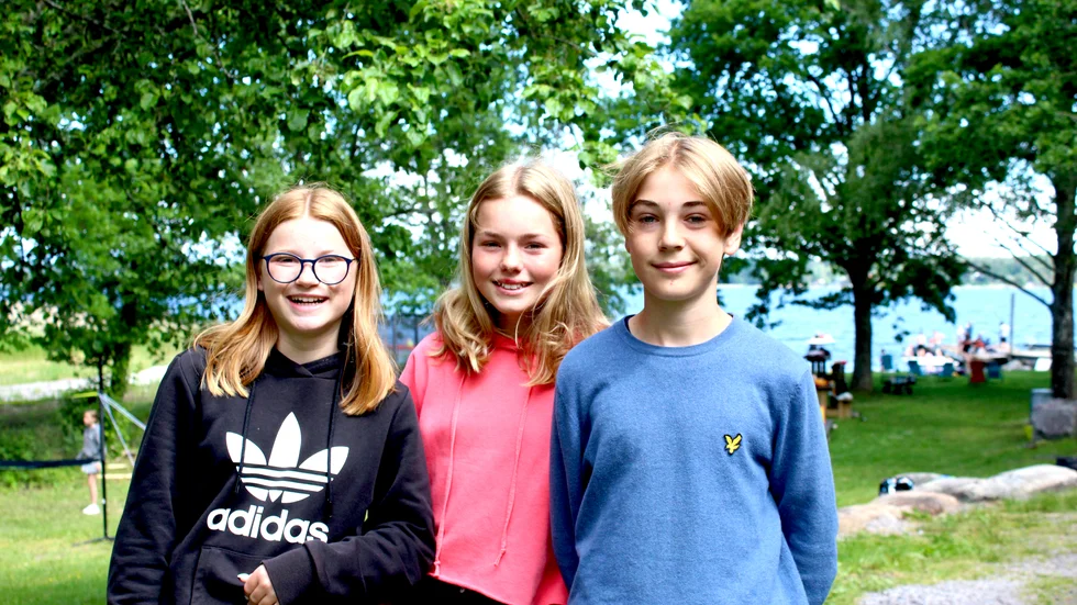 Lisa Lifberg, 12 år men snart fyllda 13, Majken Settlin, 13, och Axel Rosenmüller, 13, var några utav ungdomarna som hängde ute vid Marsbäcken i onsdags. 
