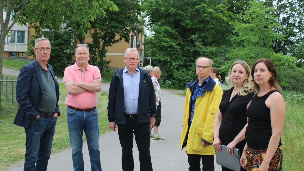 De maktlösa anhöriga som fått nog. Här utanför Attendos vårdboende där deras föräldrar bor. Fv Leif Erlandsson, Mats Erlandsson, Peter Dickman, Bengt Nyström, Gabriella Holec och Eleonora Holec.