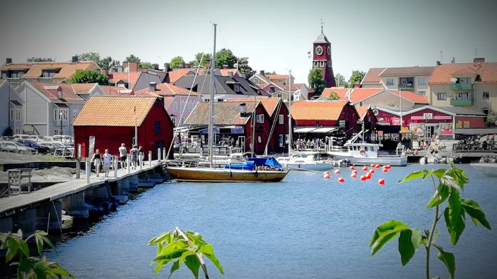 Många Öregrundsbor oroar sig för smittspridning när sommargäster kommer från Stockholm och Uppsala.