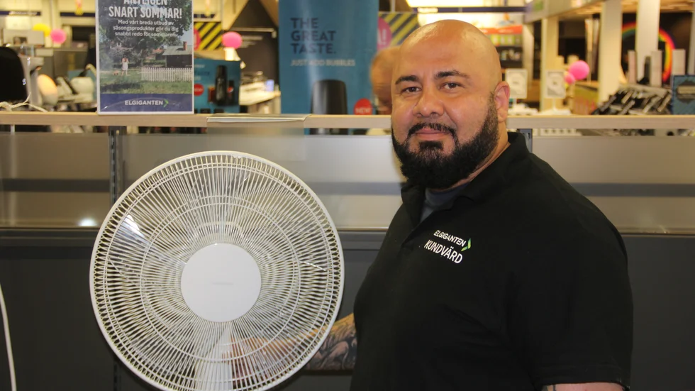 Payam Fadaei, varuhuschef på Elgiganten i Boländerna, säger att de senaste dagarnas värme gjort att människor rusat till butiken för att köpa fläktar.