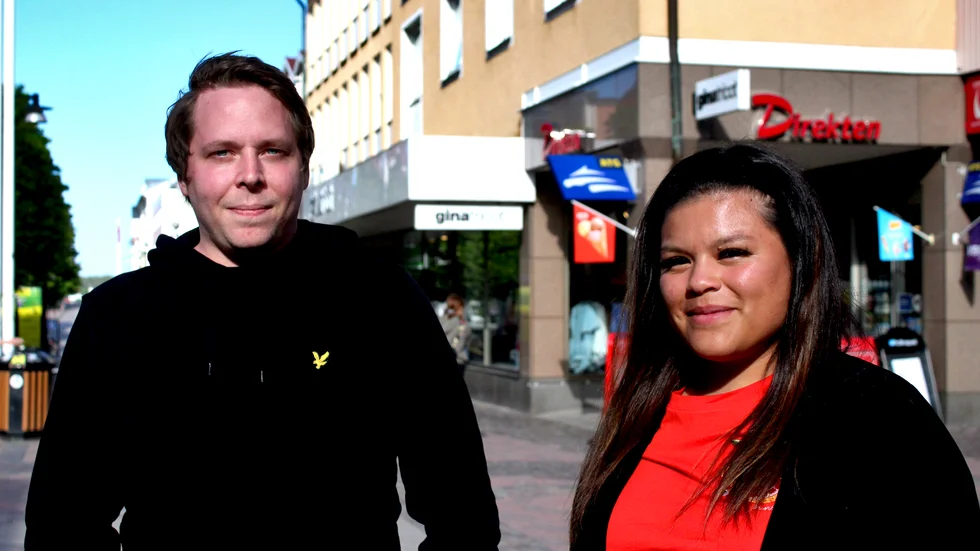Alexander Andersson och Isabela Skogö reser helst utomlands på vintern. På sommaren är det så fint i Sverige. Skärgården är en favorit.