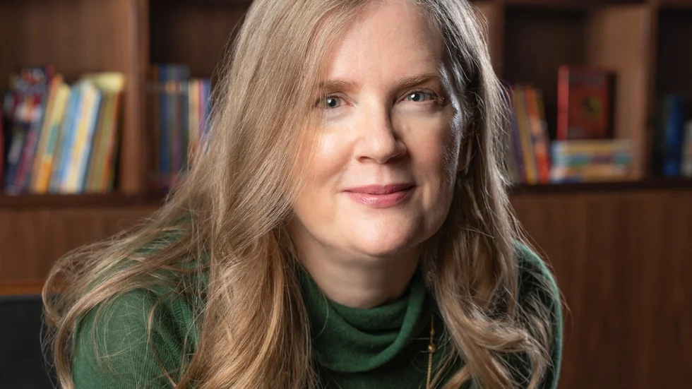 Suzanne Collins, författare till serien "Hungerspelen" är aktuell med boken "Balladen om sångfåglar och ormar" där läsaren får följa tyrannen Coriolanus Snows väg mot makten.