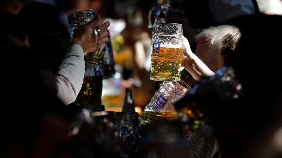 Öldrickare samlade för klassiska festivalen Oktoberfest i München. Vad kan du om öl? Gör vårt quiz nedan!