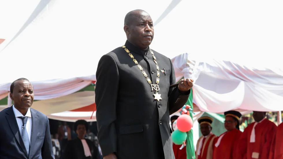 Evariste Ndayishimiye svors in som president i staden Gitega i Burundi på torsdagen.