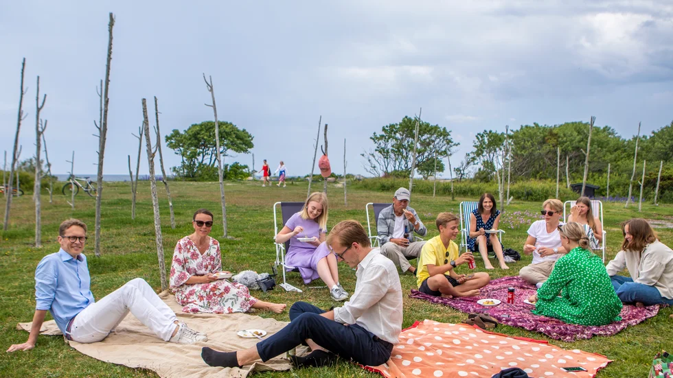 "Cirkus Ardin" som storfamiljen själva titulerar sig firade midsommar i ett ovanligt folktomt Själsö hamn.