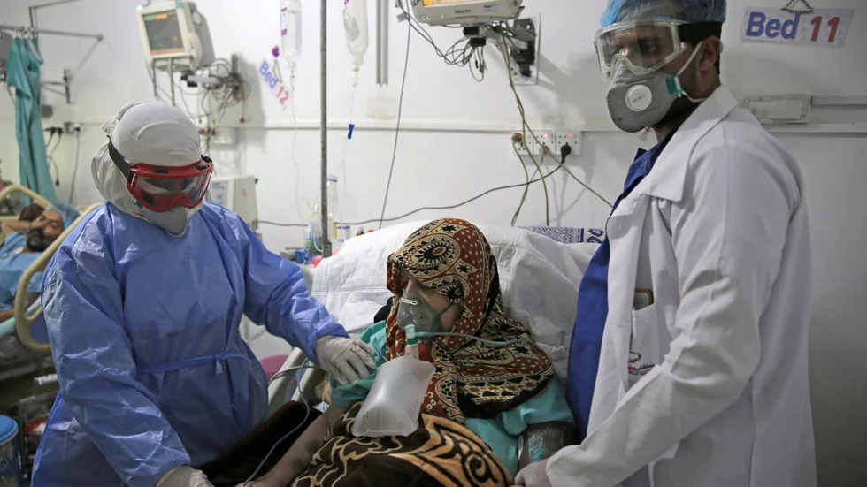 Vårdpersonal tar hand om en covidpatient i Sanaa i Jemen.