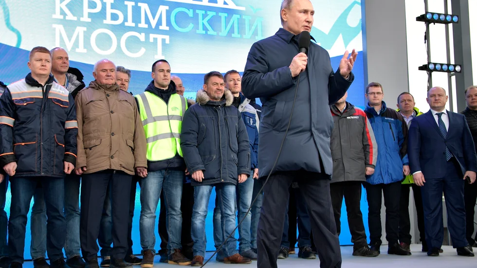 Rysslands president Vladimir Putin talar efter att ha åkt tåg mellan Krim-halvön och Taman i Ryssland på den nya bro som byggts över Kertj-sundet. Arkivfoto.