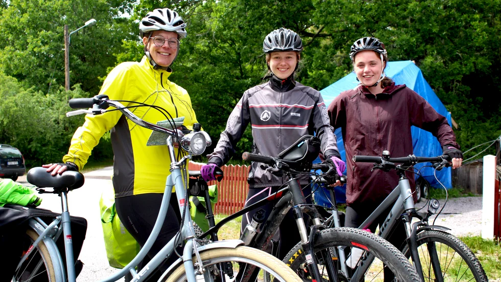 Med cykel kan man ta sig långt, men till Öland tar de färjan. Från vänster: Malin Peterson, Saga Svensson-Hammerin och Elvira Peterson.
